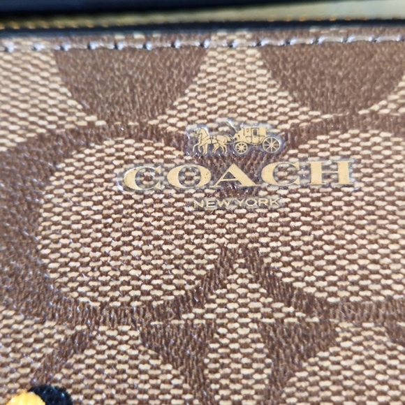 Adorable NWOT Coach Bumblebee Signature Corner Zip Wristlet 🤎🐝🖤 - Picture 3 of 15